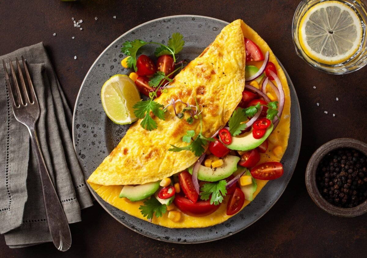 Omelette ricca di verdure fresche, ideale per una colazione o pranzo nella dieta Keto. Perfetta per un pasto bilanciato con pochi carboidrati e ricco di proteine e grassi sani